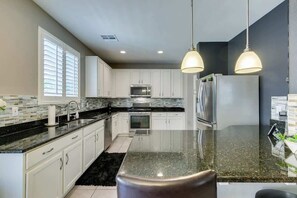 Private kitchen - Classy & Comfy Modern Home w/ Patio (Las Vegas)