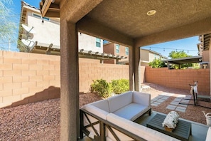 Terrace/patio - Classy & Comfy Modern Home w/ Patio (Las Vegas)