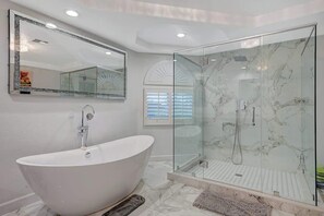 Shower, hair dryer, shampoo - Swanky & Stunning (Las Vegas)