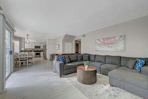 TV, fireplace, offices - Prime and Relax Abode (Henderson)