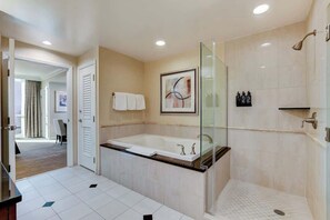 Shower, hair dryer, shampoo - Strip View Balcony Suite (Las Vegas)