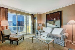 TV, offices - Strip View Balcony Suite (Las Vegas)