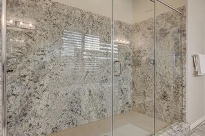 Douche, sèche-cheveux, shampoing