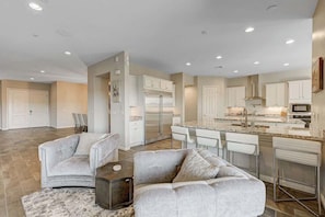 TV, video games, offices - Pristine Paradise (Las Vegas)