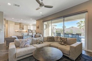 TV, video games, offices - Pristine Paradise (Las Vegas)