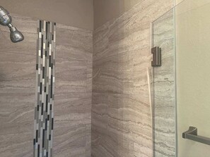 Dusche, Haartrockner, Shampoo