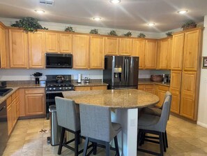 Fridge, microwave, oven, stovetop - Comfortable & Clean (Henderson)