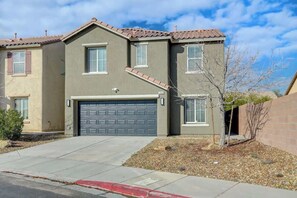 Exterior - Calm & Stylish Vegas Stay—20 Mins to the Strip (Las Vegas)