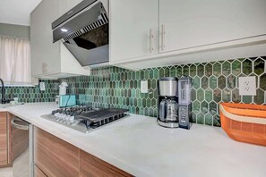 Fridge, oven, stovetop, dishwasher - Calm & Stylish Vegas Stay—20 Mins to the Strip (Las Vegas)