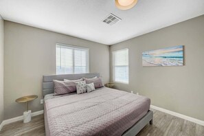 3 bedrooms, iron/ironing board, WiFi, bed sheets - Calm & Stylish Vegas Stay—20 Mins to the Strip (Las Vegas)