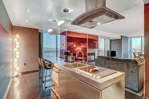 Fridge, microwave, stovetop, dishwasher - City Chic - Full Strip Views! (Las Vegas)