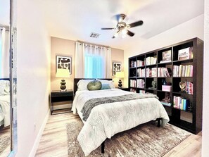 3 bedrooms, iron/ironing board, WiFi, bed sheets - Stylish Serenity - Gated! (Las Vegas)