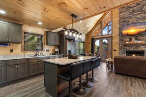Fridge, microwave, oven, stovetop - Fabulous 4-bedroom cabin with hot tub + game room in scenic Sevierville (Sevierville)
