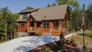 Exterior - Fabulous 4-bedroom cabin with hot tub + game room in scenic Sevierville (Sevierville)