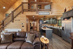 Smart TV, fireplace - Fabulous 4-bedroom cabin with hot tub + game room in scenic Sevierville (Sevierville)