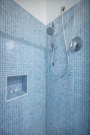 Shower, hair dryer, bidet, towels - Beautiful 1-bedroom apartment  w/ AC, Garden View + 4K Projector  Outside ZTL (Firenze)