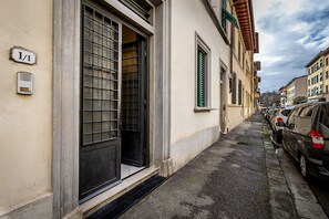 Exterior detail - Beautiful 1-bedroom apartment  w/ AC, Garden View + 4K Projector  Outside ZTL (Firenze)