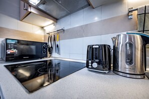 Microwave, oven, stovetop, dishwasher - Beautiful 1-bedroom apartment  w/ AC, Garden View + 4K Projector  Outside ZTL (Firenze)