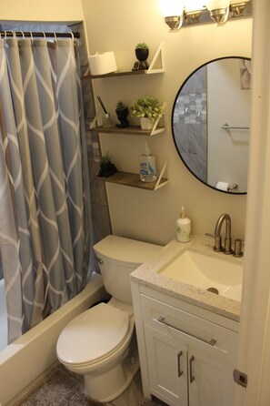 Secadora de cabello, toallas, papel de baño 