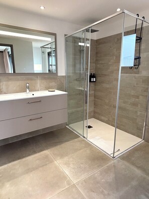 Shower, hair dryer, towels, soap - Villa Venti (lieu dit Barbagiolo)
