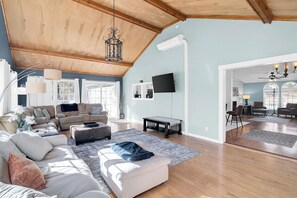 Unclassified image, 4 of 74, button - Lake Gaston Retreat - Lakefront - 5 Bed / 3 Bath - Room For Everyone! (La Crosse)