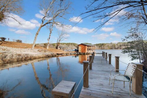 Lake Gaston Retreat - Waterfront - 5 Bed / 3 Bath