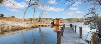 Lake Gaston Retreat - Waterfront - 5 Bed / 3 Bath