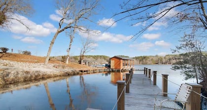 Lake Gaston Retreat - Waterfront - 5 Bed / 3 Bath