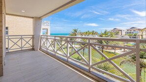 A balcony with a view of the ocean and palm trees. - Portamaris #301 - Luxury Penthouse by Carpediem (Aquiraz)