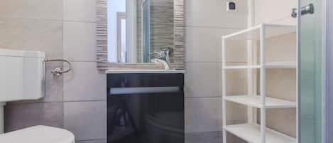 Apartment (Two Bedroom Apartment with Terrace an) | Badezimmer | Dusche, Handtücher