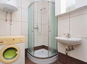 Lägenhet (Three Bedroom Apartment with Terrace) | Badrum | Dusch och handdukar
