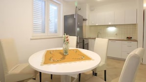 Leilighet (One Bedroom Apartment with Terrace) | Spisestue