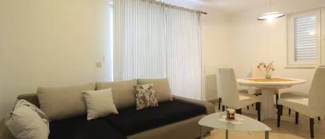 Apartment (One Bedroom Apartment with Terrace) | Living room