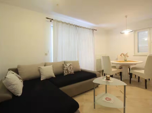 Apartment (One Bedroom Apartment with Terrace) | Living room - Srima To Relax Apartment (Vodice)