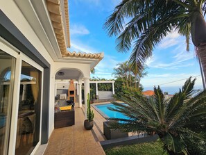 Terrace/patio - Great vacation home in Madeira, sea view, in Ponta-do-Sol, heated pool, (Ponta do Sol)