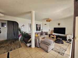 TV, fireplace - Great vacation home in Madeira, sea view, in Ponta-do-Sol, heated pool, (Ponta do Sol)