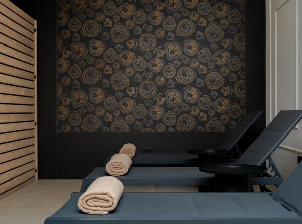 Villa (Five bedroom Villa with pool) | Alberca al aire libre | Alberca al aire libre, sombrillas en la alberca y camastros 