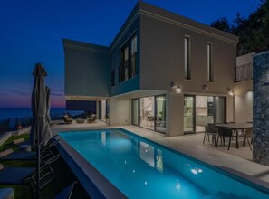 Villa (Five bedroom Villa with pool) | Alberca al aire libre | Alberca al aire libre, sombrillas en la alberca y camastros 