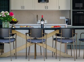 Villa (Five bedroom Villa with pool) | Sala de estar | Televisión de pantalla plana de 32 pulgadas con canales digitales 