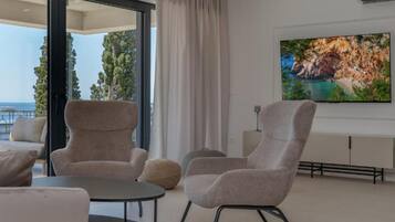 Villa (Five bedroom Villa with pool) | Sala de estar | Televisión de pantalla plana de 32 pulgadas con canales digitales