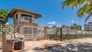 Ein Resort mit Poolbereich, überdachter Sitzgelegenheit und einem eingezäunten Garten.