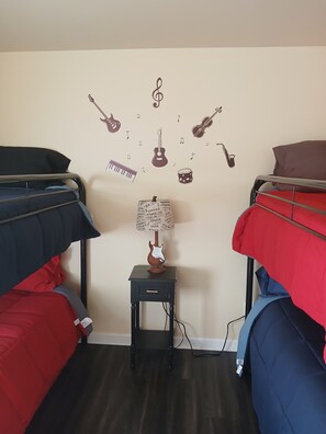 3 slaapkamers, een strijkplank/strijkijzer, internet, beddengoed