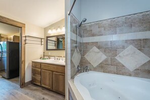 Jetted bath, hair dryer, towels, soap - The Blue Door ~guest house (Asheville)