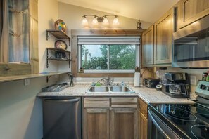 Private kitchen - The Blue Door ~guest house (Asheville)