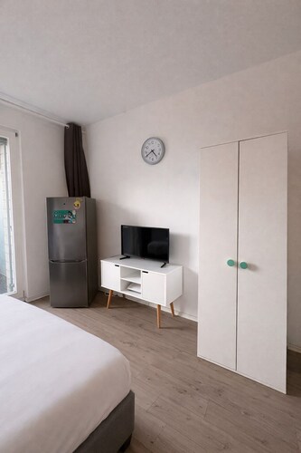 Prime location Aachener Str.: cafés, park and city!