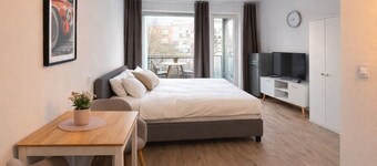 Prime location Aachener Str.: cafés, park and city!