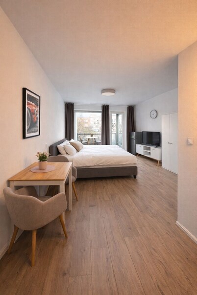 Prime location Aachener Str.: cafés, park and city!