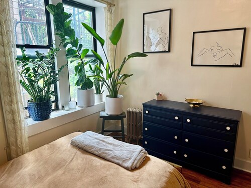 Cozy 1-bedroom apartment in delightful Brooklyn with AC near subway and park