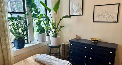 Cozy 1-bedroom apartment in delightful Brooklyn with AC near subway and park