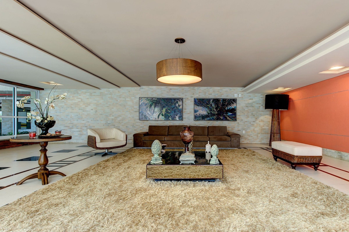 Una sala de estar moderna con una mesa de centro, un sofá, una silla y una alfombra.